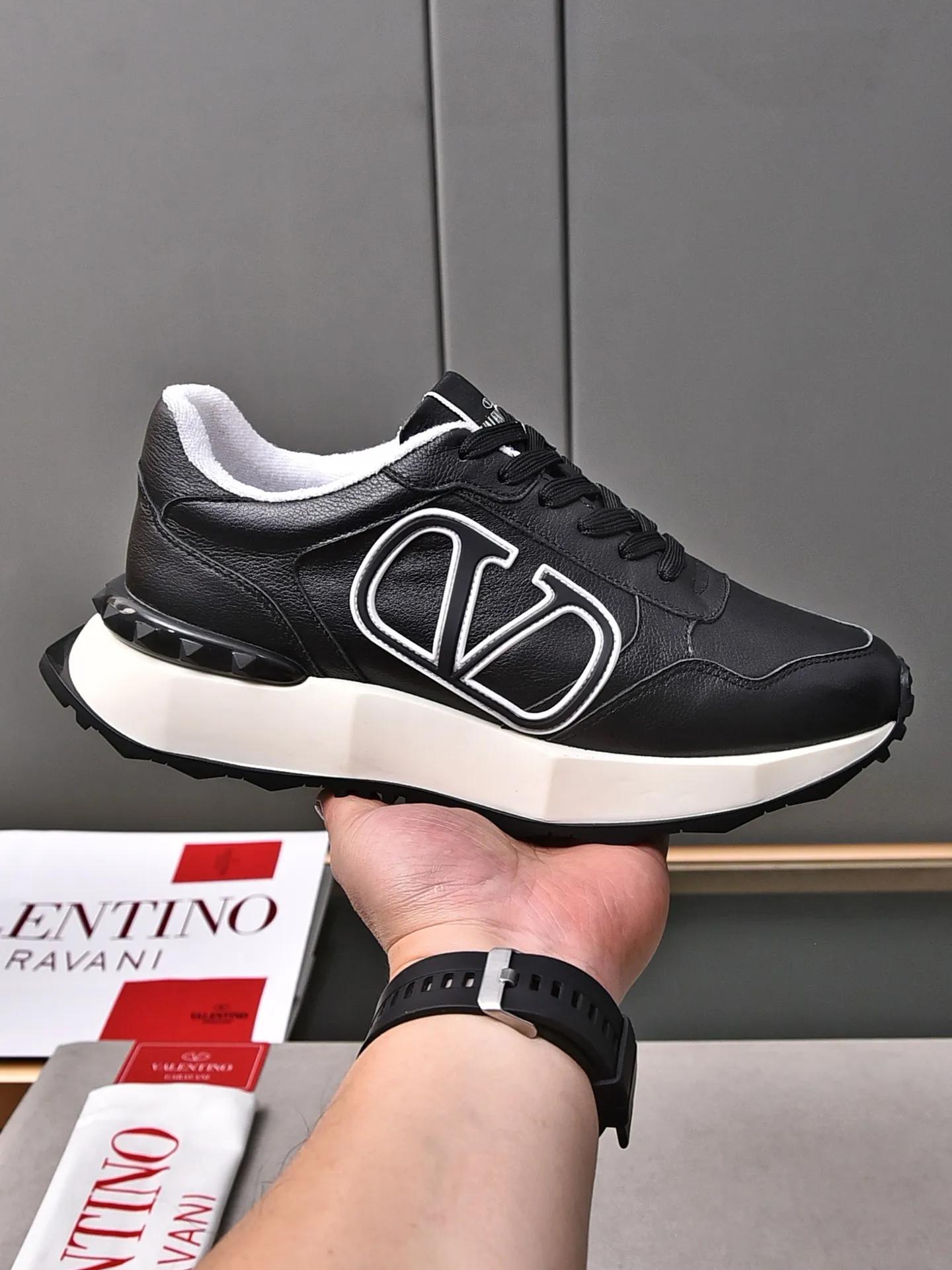 Men's men's shoes 💰560❣️🔺Valentino🔺Valentino New casual shoes Forrest Gump shoes Sports shoes ☑️ The latest popular models on the catwalk, the same style worn by Yang Yang, Zhang Yixing, Guan Xiaotong and many other stars. The upper is glued and embossed with craftsmanship. The oversized LG shows luxury and domineering. It is so beautiful that it is so handsome that it shows a different casualness and fashion. It is a must-have for men‼ ️Material: Original custom-made first-layer cowhide for the upper. Lining: High-density breathable terry cloth. Outsole: Original molded steel-stamped foam combination sole Size: Male 39~44 (45 is custom-made and non-returnable) Full set of counter original packaging
